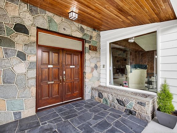 4th image of 642 W 53rd Ave