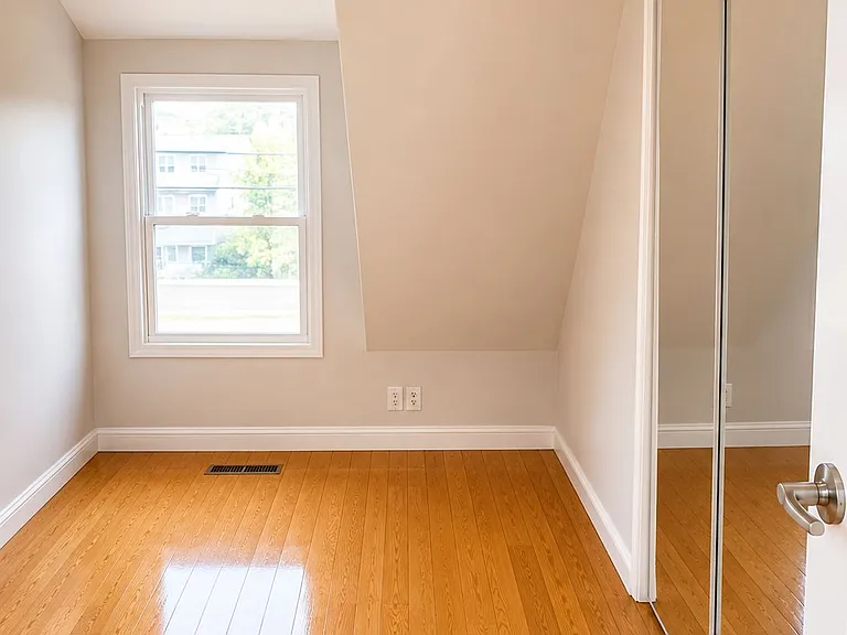 653 Bathurst St #3 — Photo 3