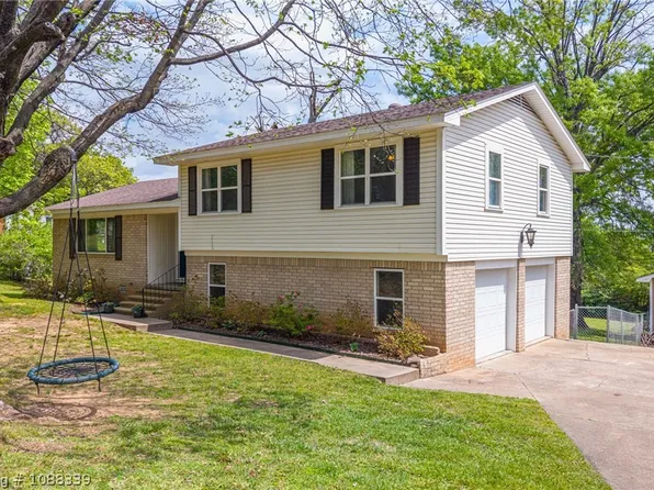 812 N 8th St, Van Buren, AR 72956