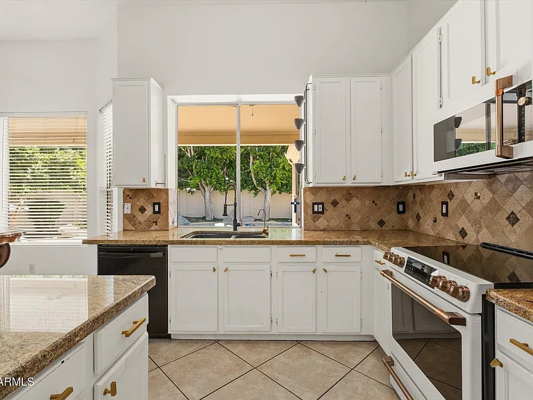 5761 W Park Ave — Photo 2