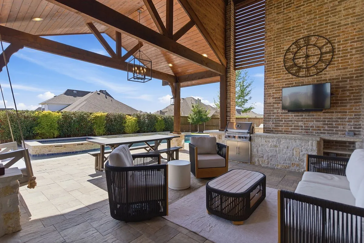 5 bed, 7.0 bath, 4942 sqft, $6,500 — Photo 1