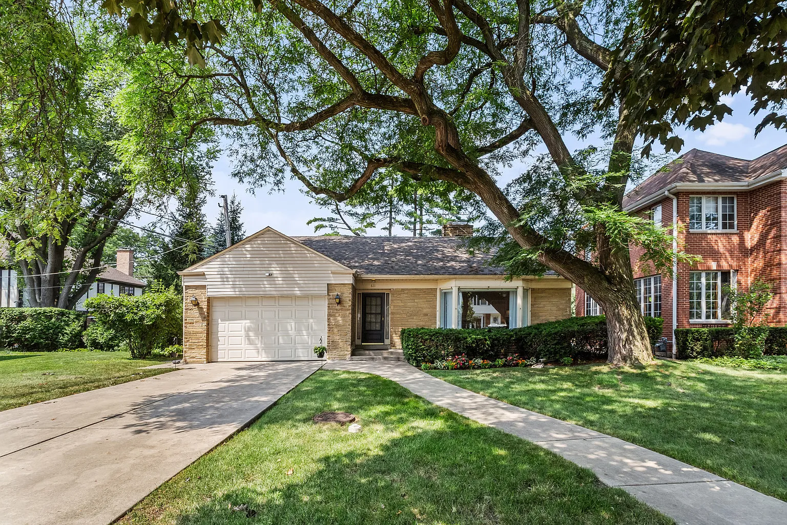 611 East Ave photo 1