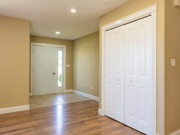 4th image of 15 Raspberry Ave W