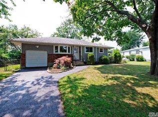 4 Penn Dr, Smithtown, NY 11787