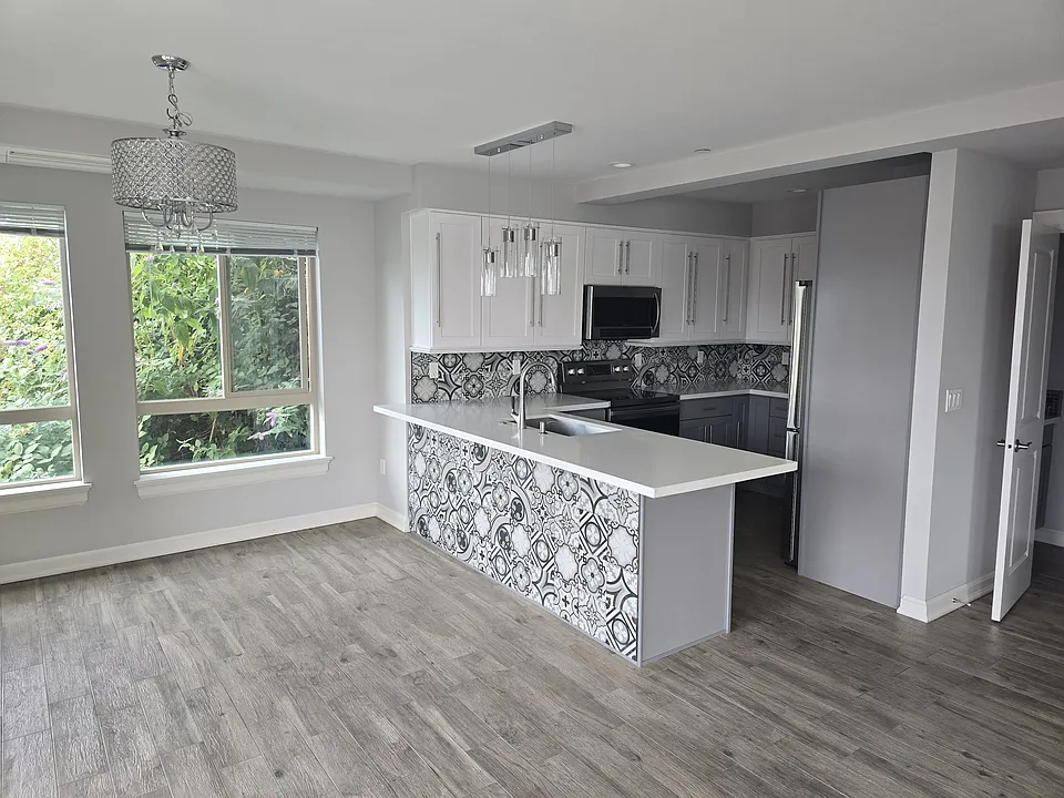 kitchen and dinnig area