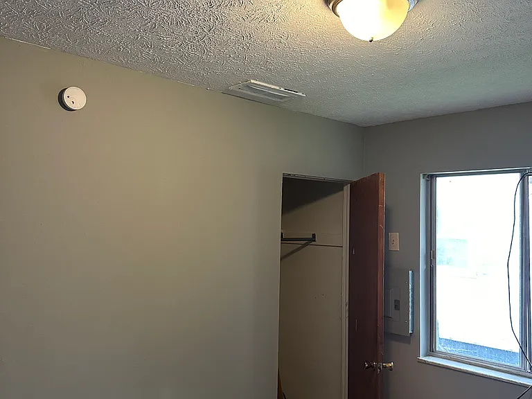 1233 Roslyn Ave #1233 — Photo 5