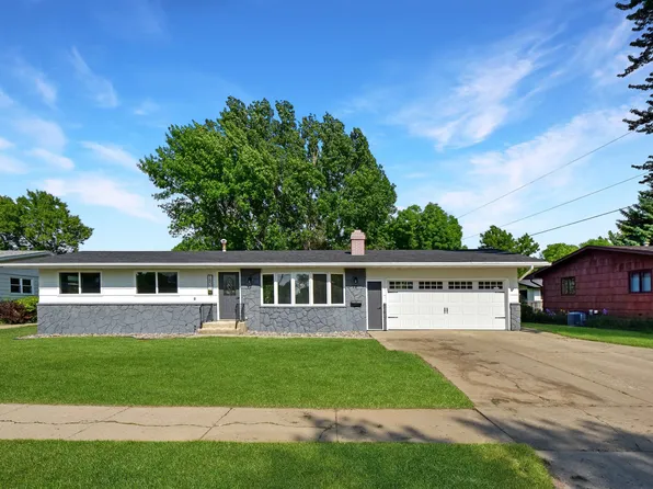 1821 11th St SW, Minot, ND 58701