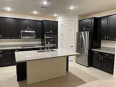 4 bed, 2.5 bath, 2465 sqft, $2,595 — Photo 3