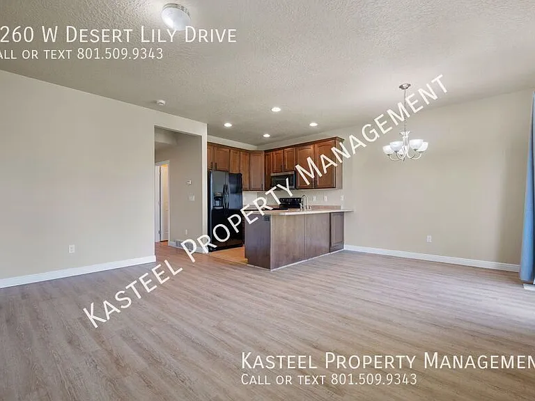 3260 W Desert Lily Dr — Photo 3