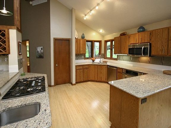 4th image of 403 Hickory Ln