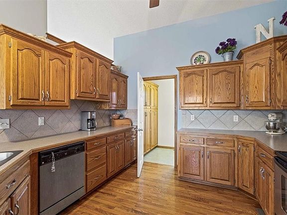 3rd image of 1805 NW Hedgewood Dr