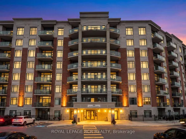 460 William Graham Dr #318, Aurora, ON L4G 1X9