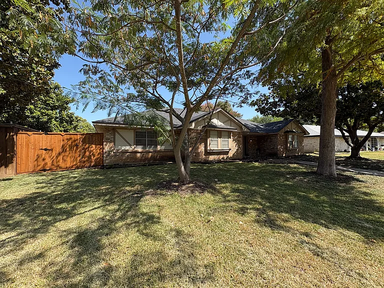 1025 Clover Dale Ln — Photo 2