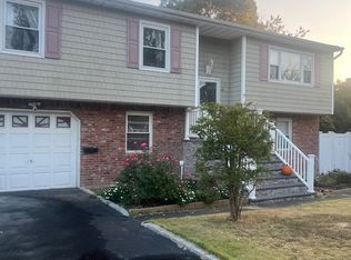 4 Aster Ave, Holtsville, NY