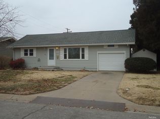 530 Berkshire Dr, Salina, KS 67401