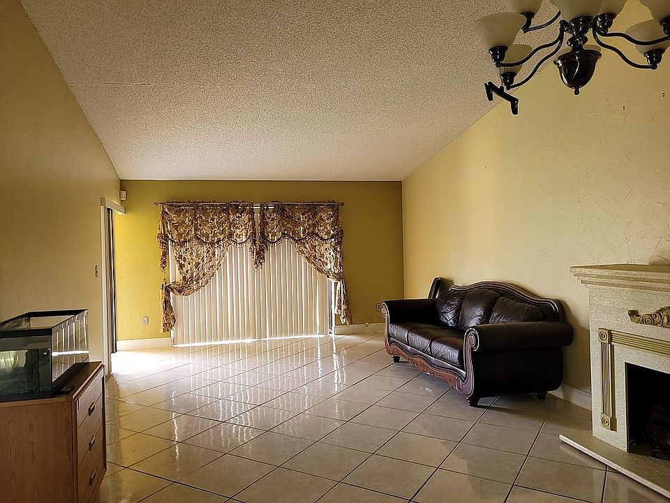 1st image of 600 NW 214th St APT 202