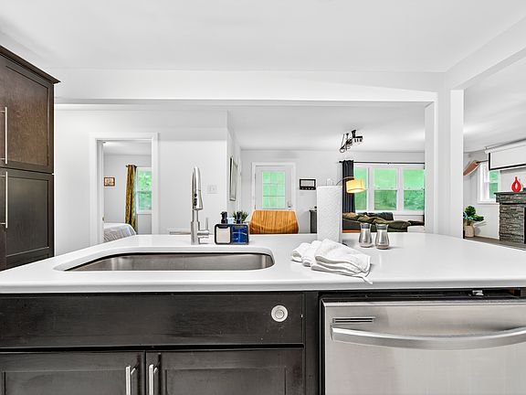 3rd image of 102 Nottingham Ln