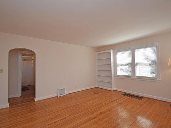 3rd image of 5842 Cambridge Ave