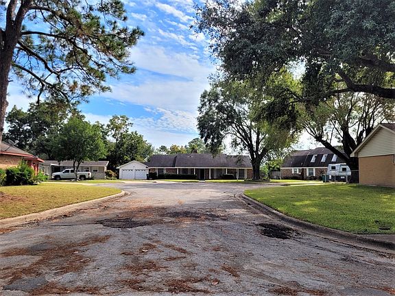 4th image of 2605 Meadow Ln