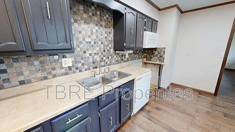 3 bed, 1.0 bath, 1050 sqft, $1,550 — Photo 3