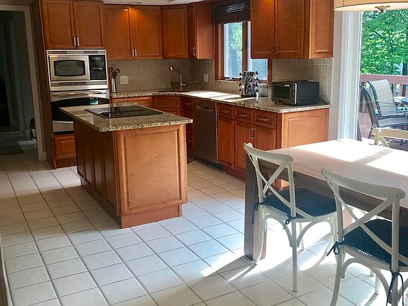 5th image of 8 Lyons Ct
