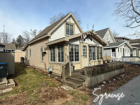 1021 S Oaks St, Syracuse, IN 46567