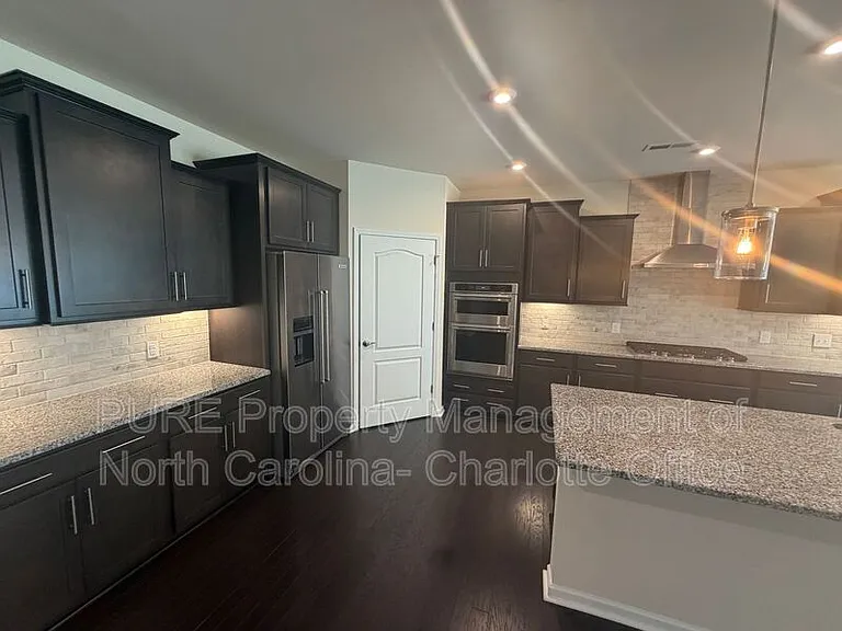 13818 Berkley Ave — Photo 12