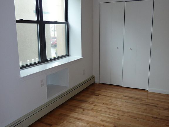 4th image of 49 E Broadway