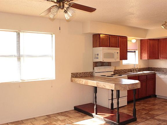 3rd image of 212 River Oaks Dr