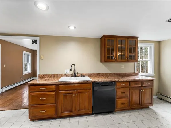 75 Elm St, Upton, MA 01568