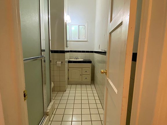 5th image of 23244 Victory Blvd