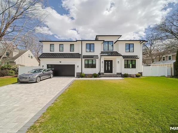 144 Village Cir E, Paramus, NJ 07652