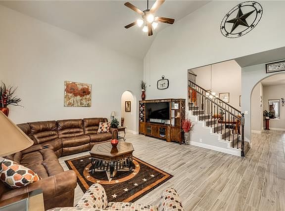 4th image of 909 Birchwood Dr