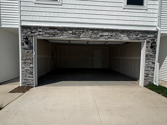 3rd image of 1069 Daisy Ln #1