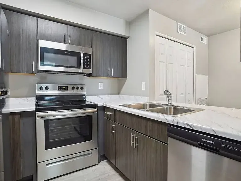 Layton Meadows Apartments — Photo 36