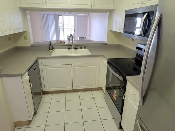 3075 Ala Poha Pl APT 1011, Honolulu, HI 96818