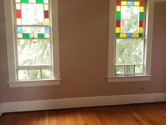 #3 Livingroom with soft purple walls and stained glass windows