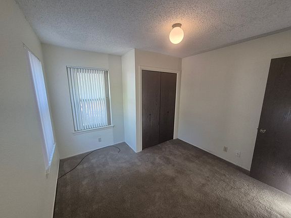 4th image of 914 W Meadowmere Ln