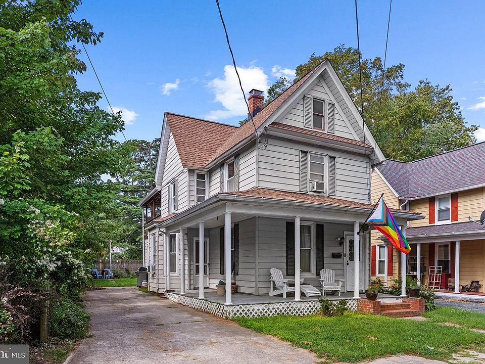 1st image of 702 Travers St