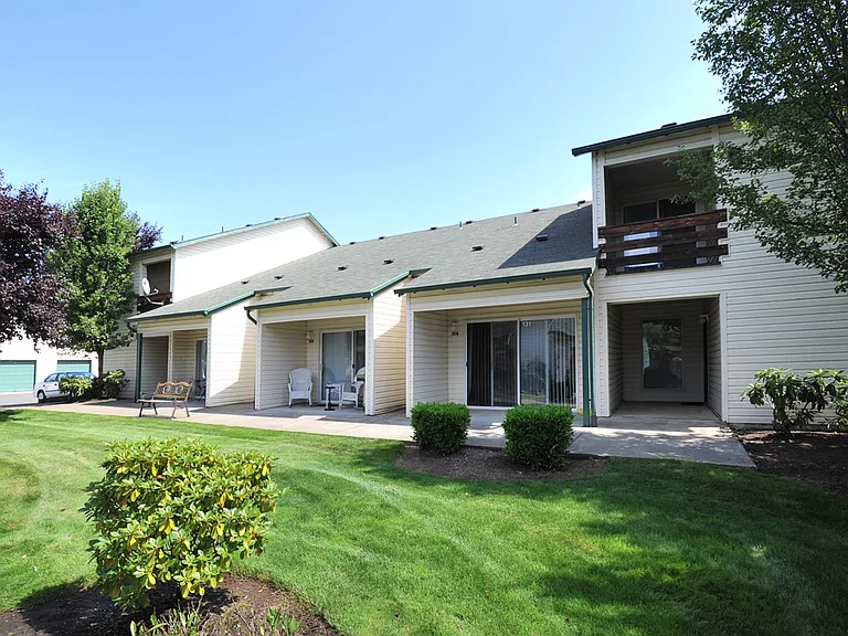 Emerald Pointe — Photo 5