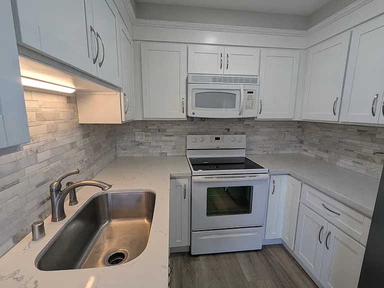 1297 Spring Valley Cmn — Photo 14