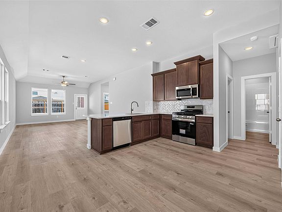 2nd image of 1212 Lilly Ln
