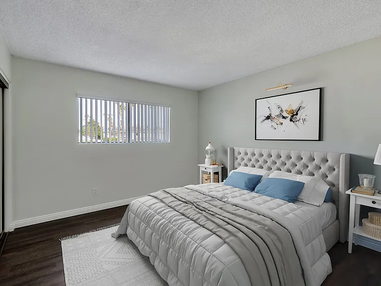 LA GRANADA APARTMENTS — Photo 9