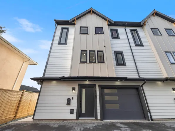 7497 Holly St #2, Burnaby, BC V5E 2C3