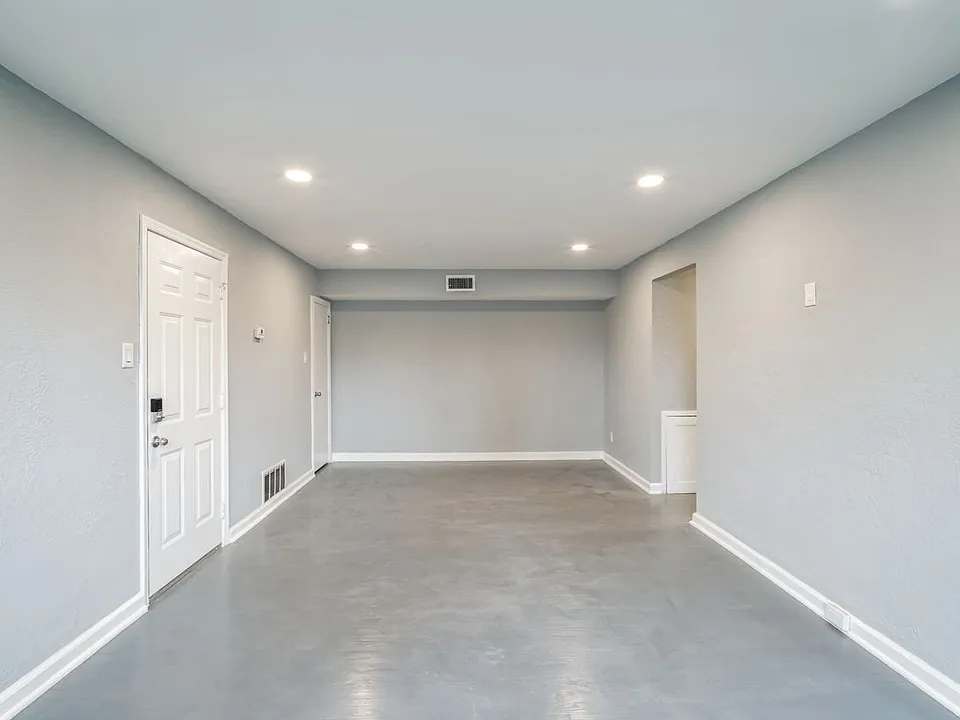 2137 Bryn Mawr Ave #2R