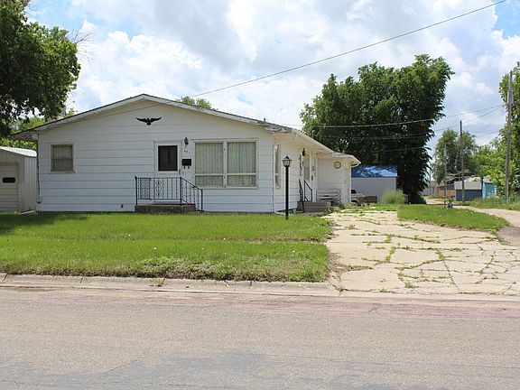 3rd image of 631 E 2nd St