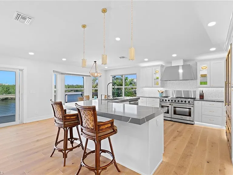 1836 Harbor Ln — Photo 9
