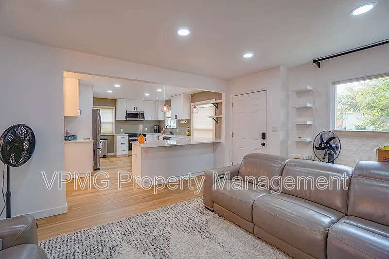 4 bed, 2.0 bath, 2072 sqft, $3,350 — Photo 3