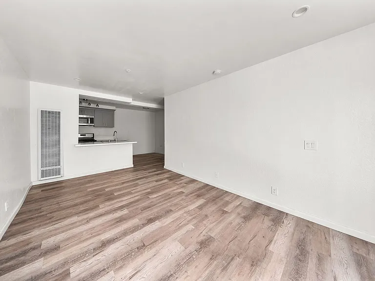 12914 Doty Ave — Photo 5