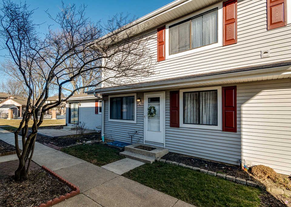 1st image of 2S735 Winchester Cir E Unit 2